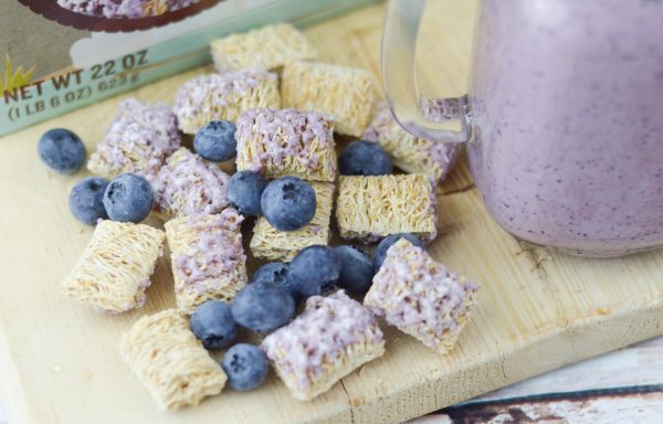 Blueberry Wheat-fuls Smoothie #MomsBestCereals #ad