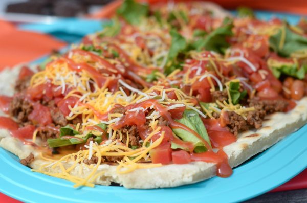 How to Host a Backyard Fiesta + Grilled Taco Flatbread #31DaysWithRotel AD