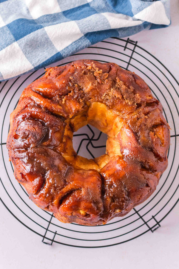 cinnamon roll bundt cake