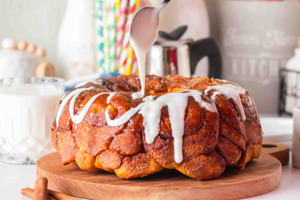 cinnamon roll bundt cake