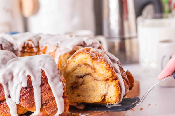 cinnamon roll bundt cake