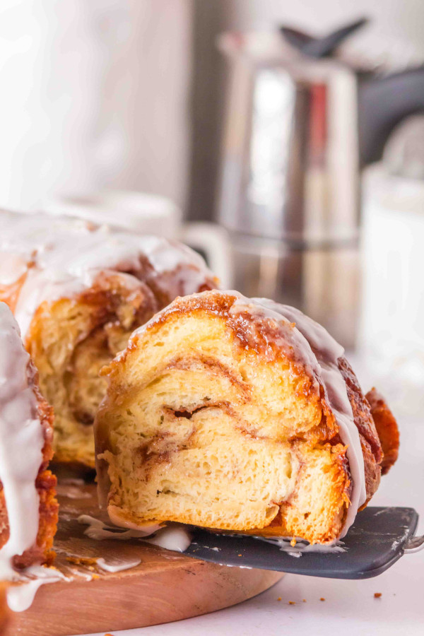 cinnamon roll bundt cake