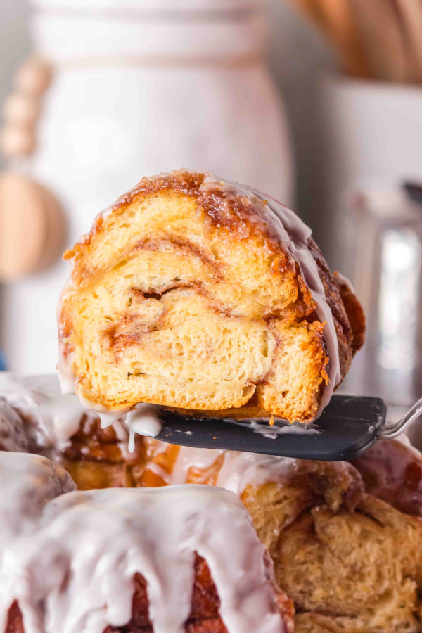 cinnamon roll bundt cake