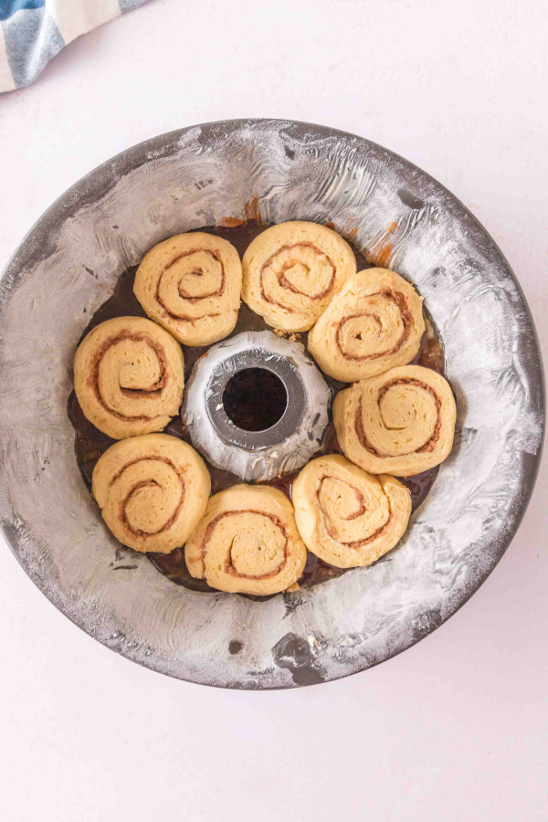 cinnamon roll bundt cake