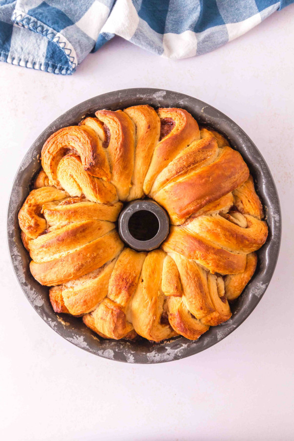 cinnamon roll bundt cake